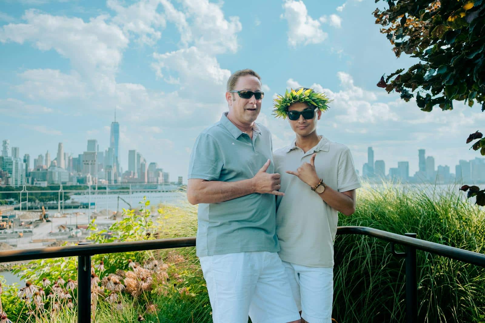 Couple posant avec New York en arrière-plan
