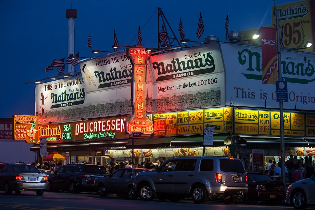 Enseignes lumineuses de Nathan&#039;s Famous Hot Dogs.