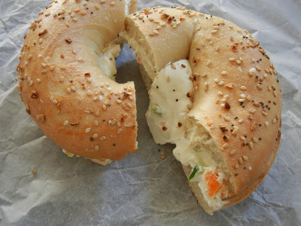 Bagel garni fromage frais, légumes, graines de sésame.