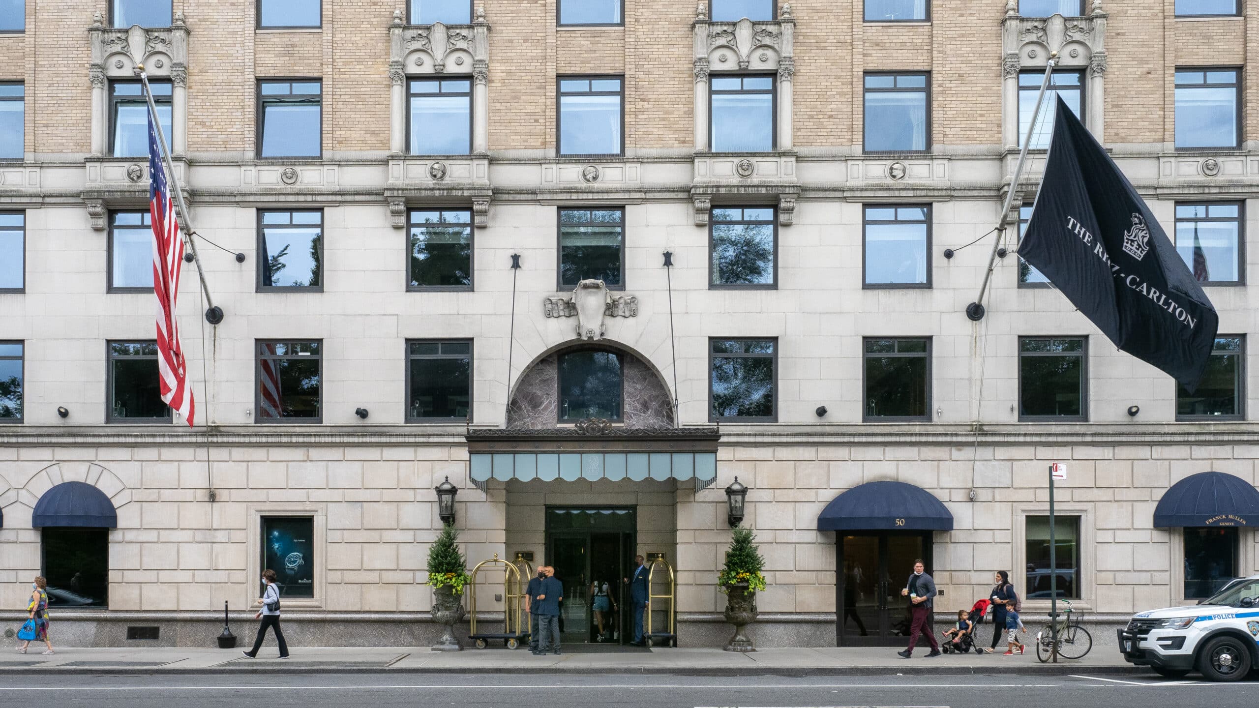 Façade de l&#039;hôtel Ritz-Carlton avec passants.