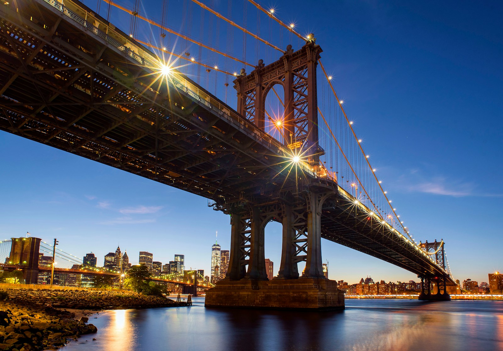Pont de Manhattan illuminé au crépuscule, New York.