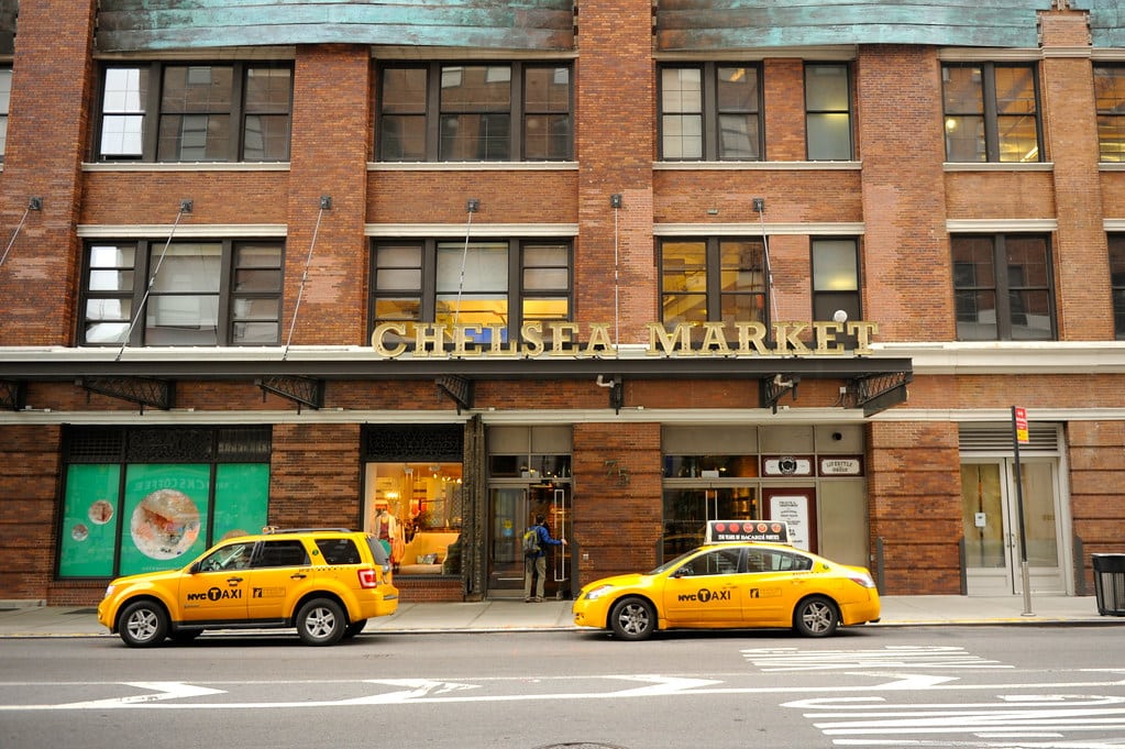 Façade du Chelsea Market avec taxis jaunes.