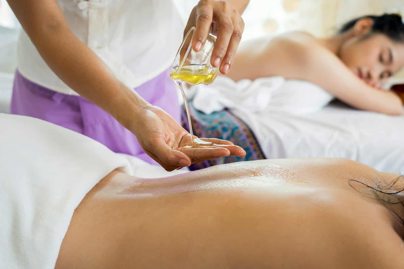 Massage à l&#039;huile pour relaxation en spa.