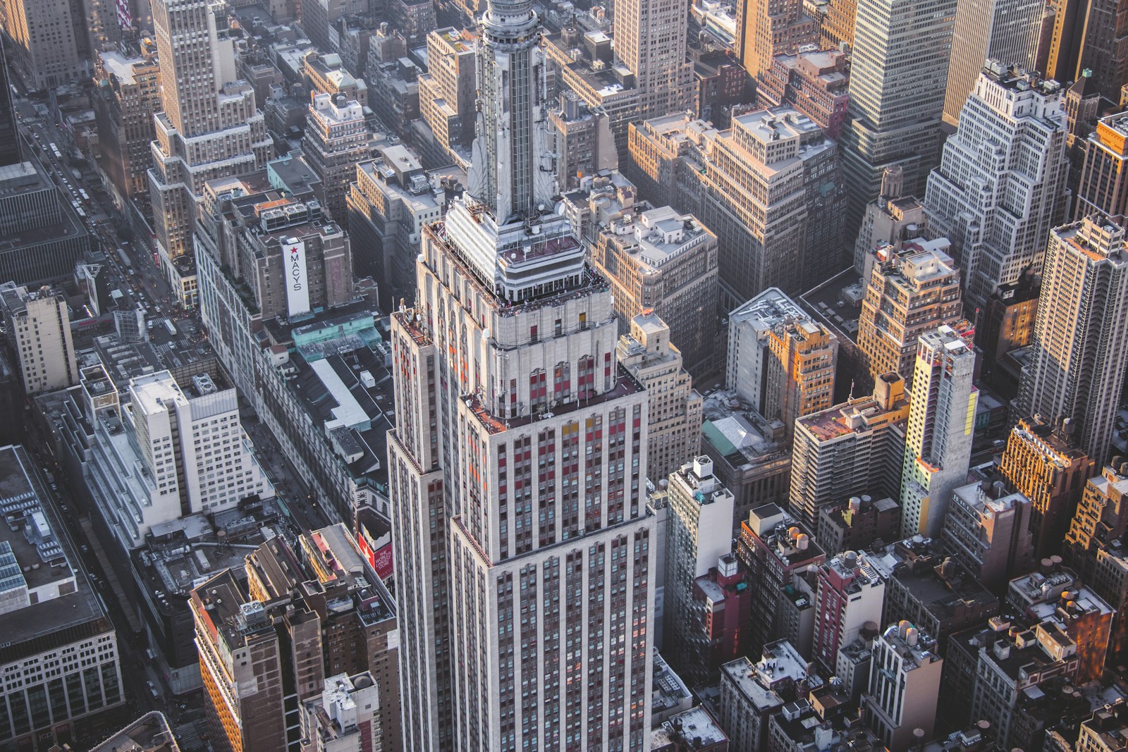 Vue aérienne de Manhattan, gratte-ciels au coucher du soleil.